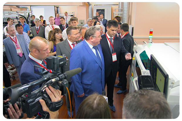 Директор «НИИИС им. А. Н. Лодыгина» О.Л. Грицай демонстрирует новую лабораторию института Главе Мордовии В.Д. Волкову