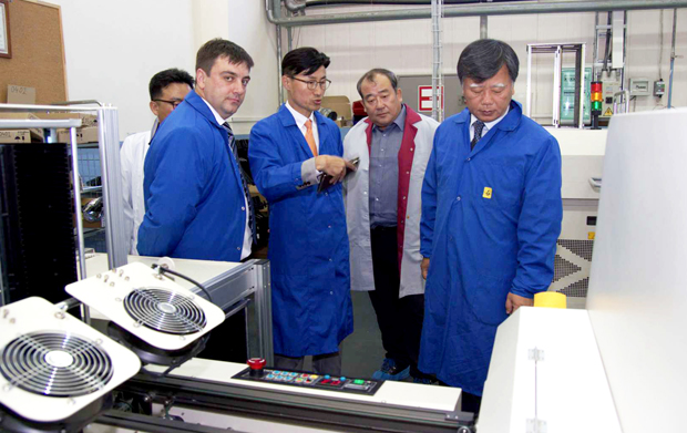 Рис.1 . Генеральный директор компании &ldquo;ЛионТех&rdquo; знакомит президента Пусан Техно Парка с оборудованием в производственном цехе российской телекоммуникационной компании ЗАО "РусТелКом" (ЗАО "Русская Телефонная Компания").