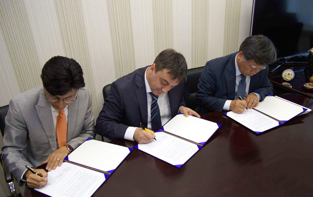 Рис.2. Подписание соглашения. Справа налево: Президент Пусан Техно Парка Ким Тэ Кунг, генеральный директор компании «ЛионТех» А.С. Василенко, генеральный директор GIO Corparation Ко Санг Ву